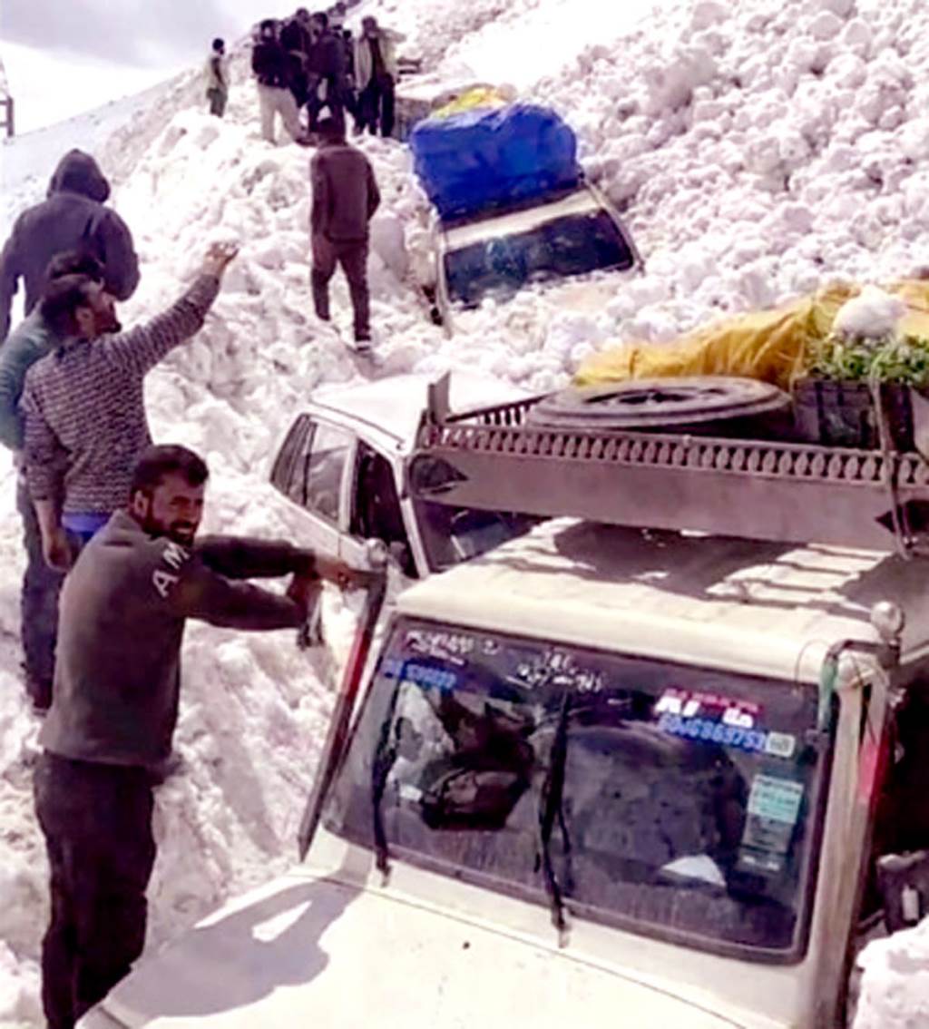 Blizzard hits Zojila Pass in Jammu and Kashmir many vehicles buried under snow